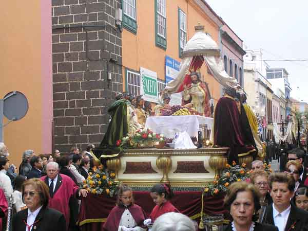 Un trono de la Semana Santa lagunera