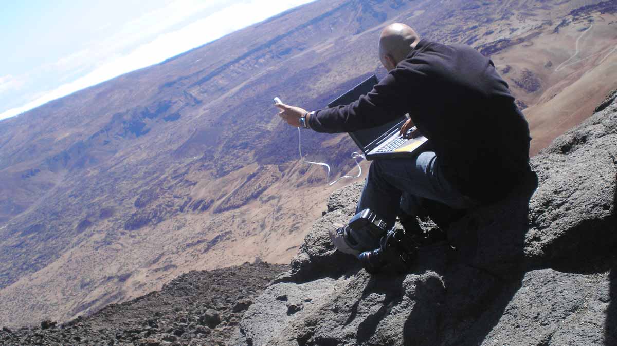 Senderista con portátil en las Cañadas del Teide