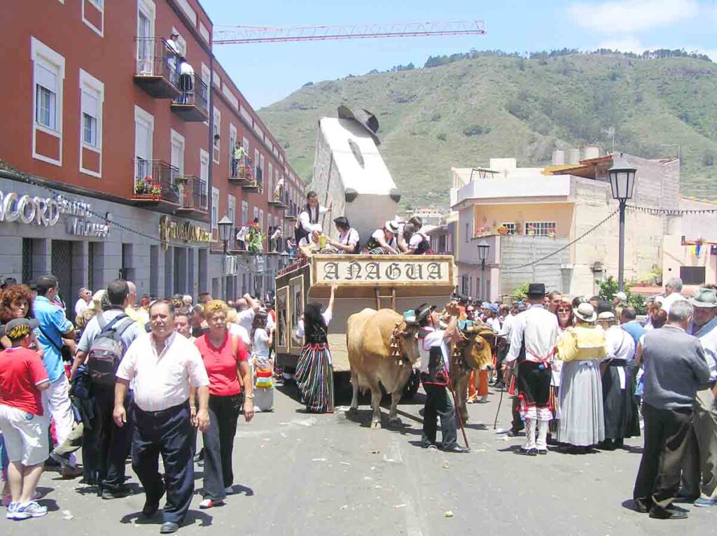 La Romería de Tegueste: la carreta del grupo Anagua pasa por la calle El Carmen