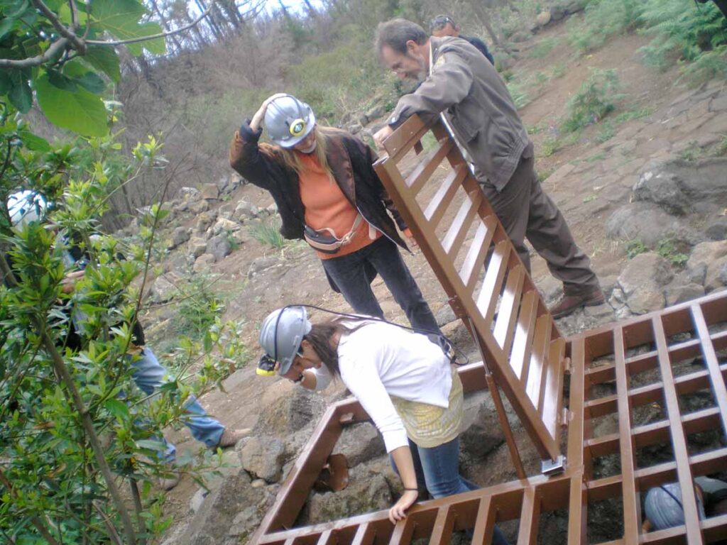 Hay que  pasar por la barandilla y una estrecha escalera de acero para llegar a la profundidad de la galería 