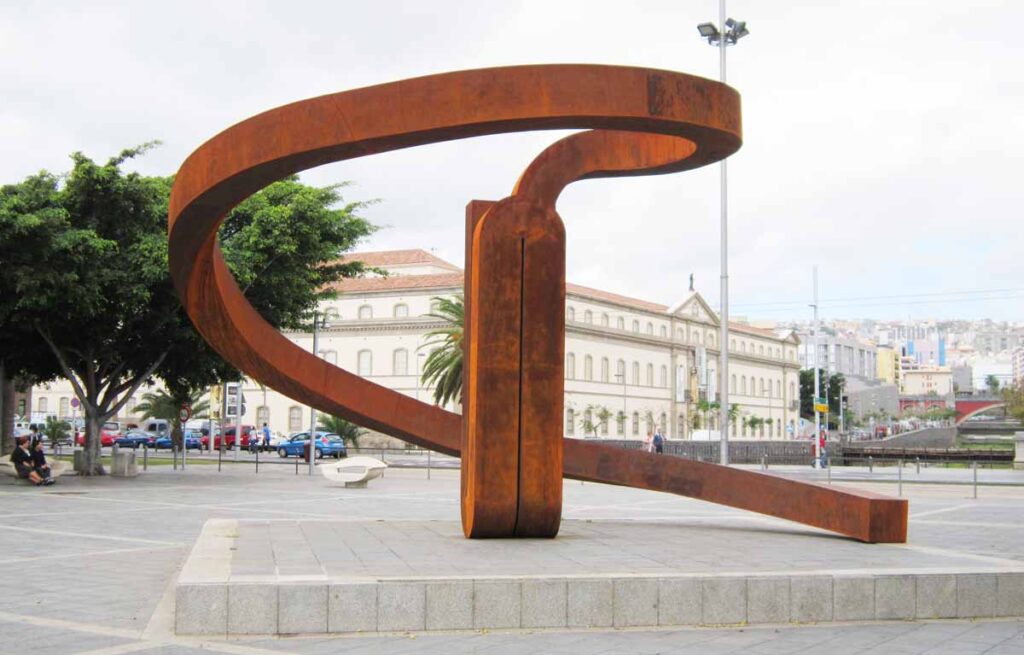 La obra de Martín Chirino delante del Museo del Hombre y la Naturaleza