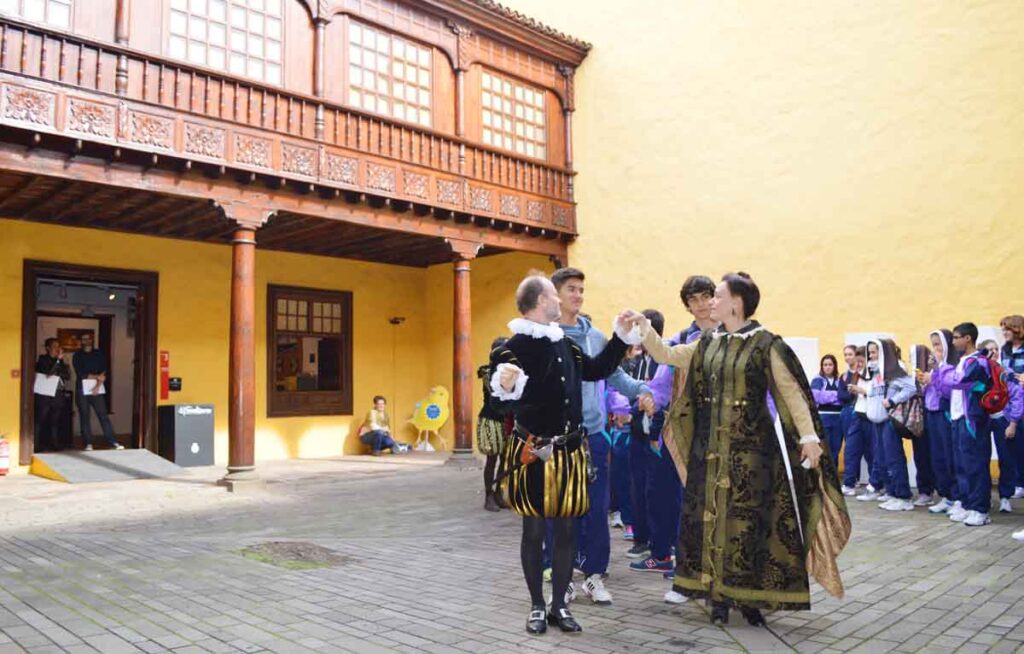 La obra acaba en el Palacio Lercaro. En el patio de Museo de Historia, los actores incluyen al público en la obra