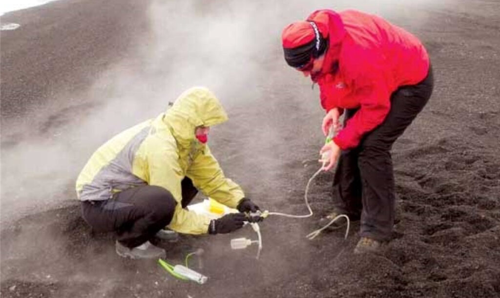 Los vigilantes de volcanes supervisan los dispositivos de medición