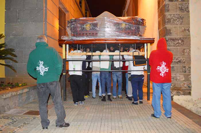 En un callejón  se ensaya marchar todo derecho