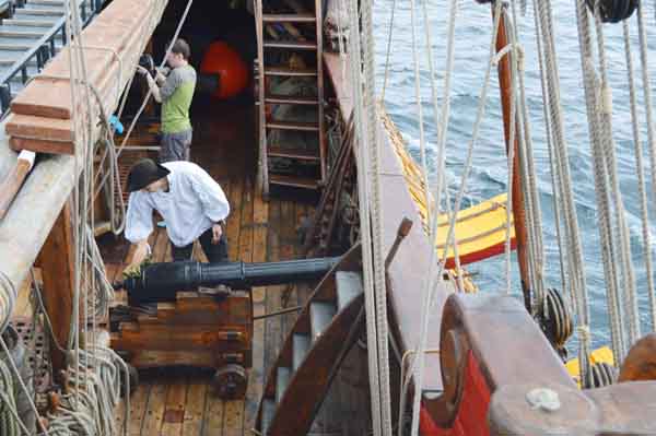 La preparación del canon del velero ruso Shtandart