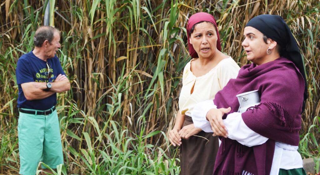 Dos actrices del Zalatta Teatro durante una ruta teatralizada en Tegueste