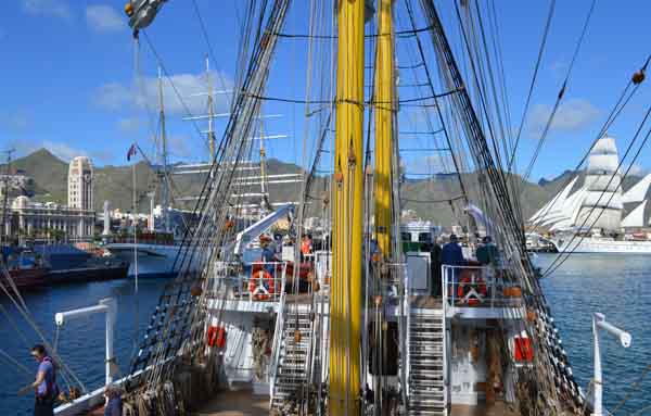 El Alex 2 sale del muelle . 