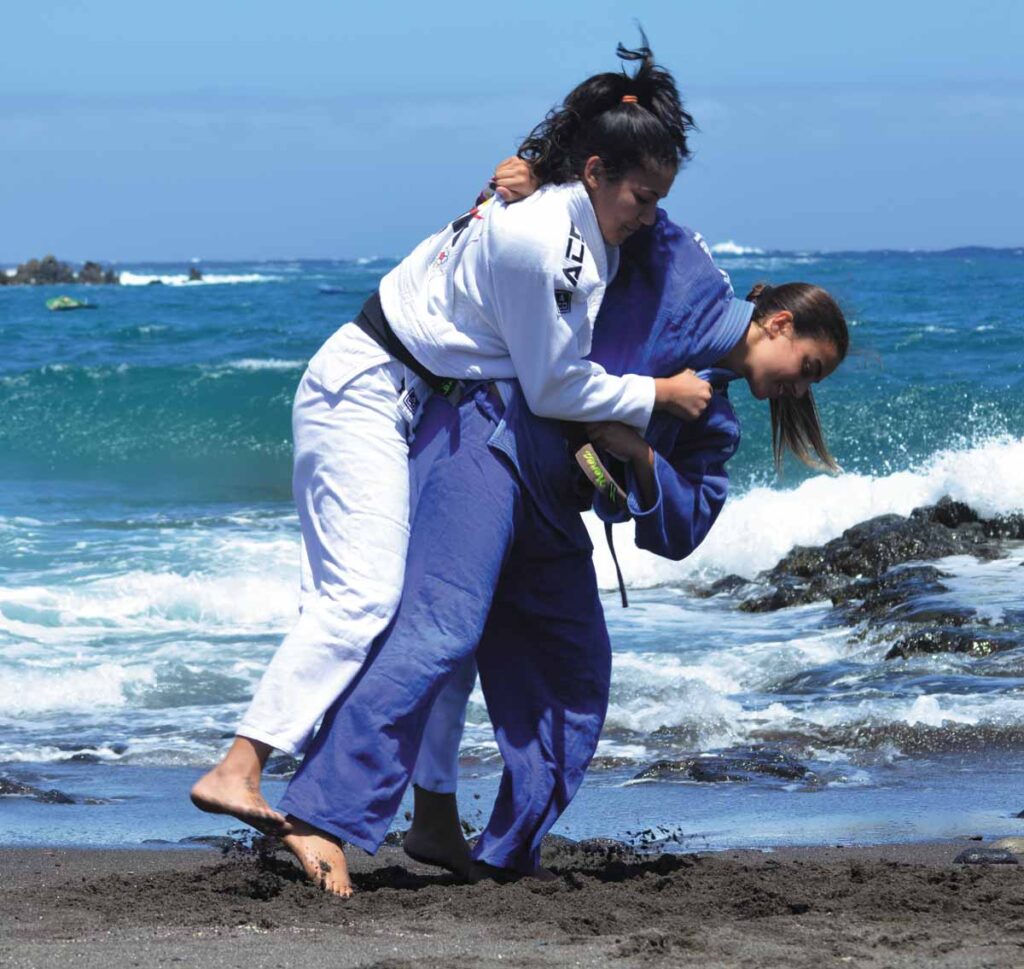 Judo en la playa de Arico: Nerea derriba a Bibiana sobre la espalda