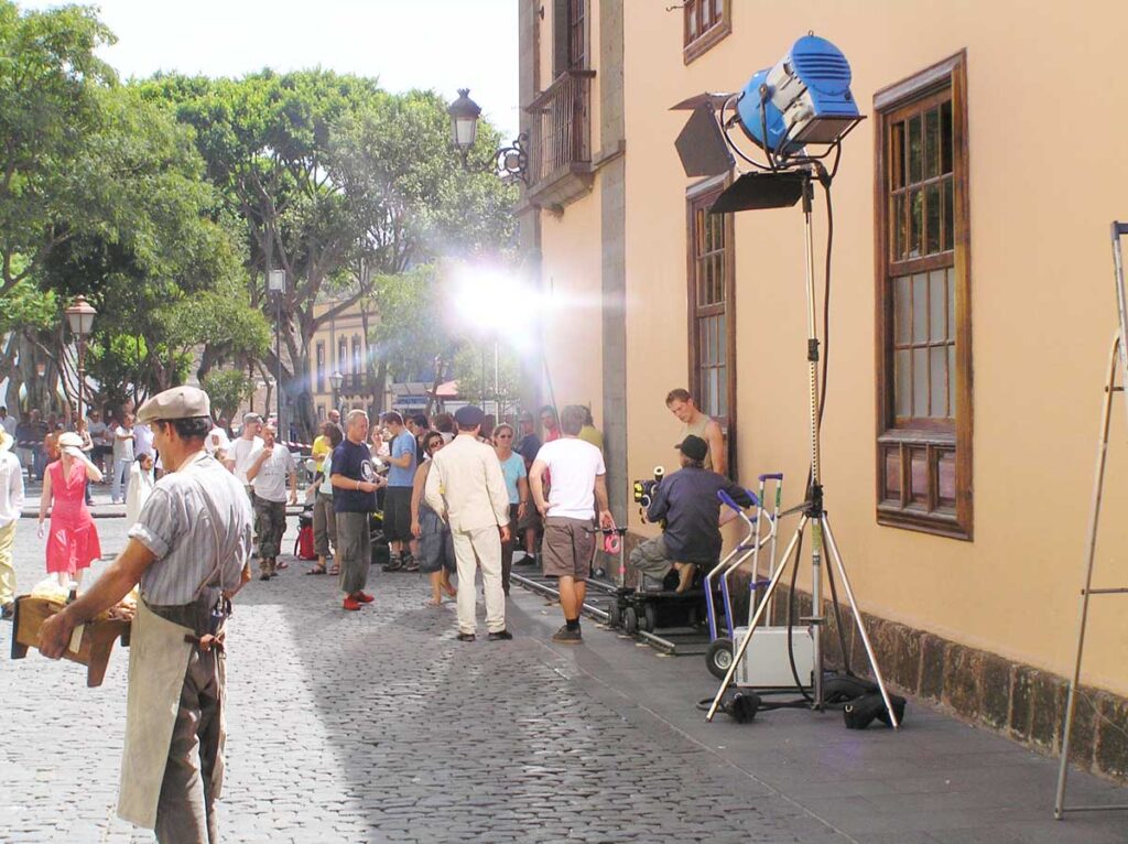 Componentes de la producción de la película Pamir en el plató, ubicado enfrente de la plaza del Adelantado