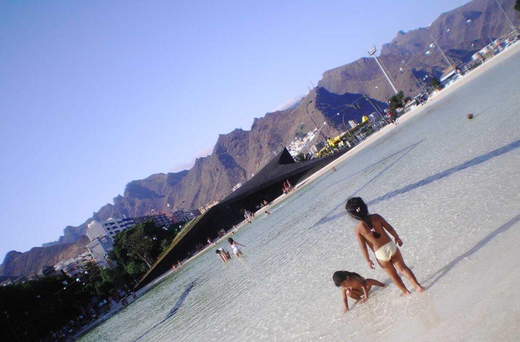 No es la Copacabana brasileña sino la remodelada plaza de España en los días después de su inauguración