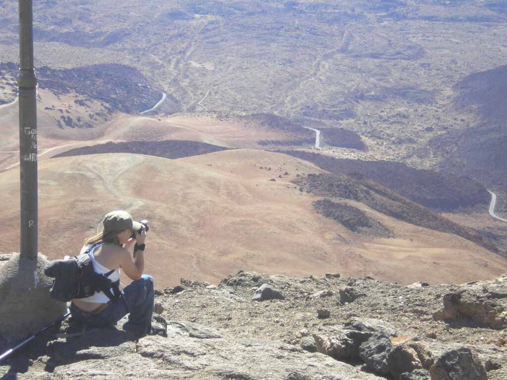 Una senderista saca fotos en las Cañadas del Teide