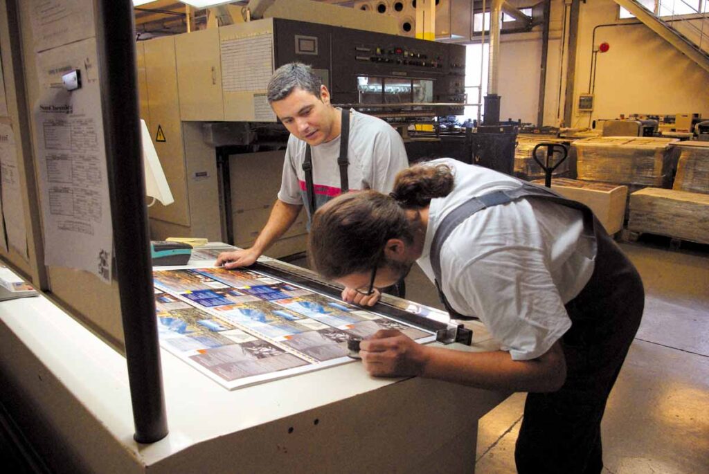 Mediante de la prueba Karsten analiza por la lupa la exacta cobertura de las capas de los colores