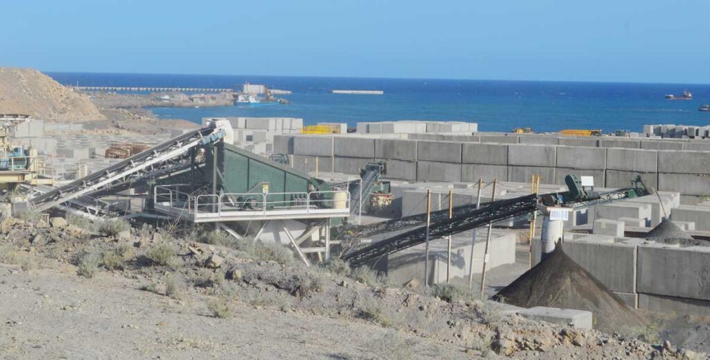 Grandes depósitos y cintas transportadoras indican que se producen partes de los materiales in situ