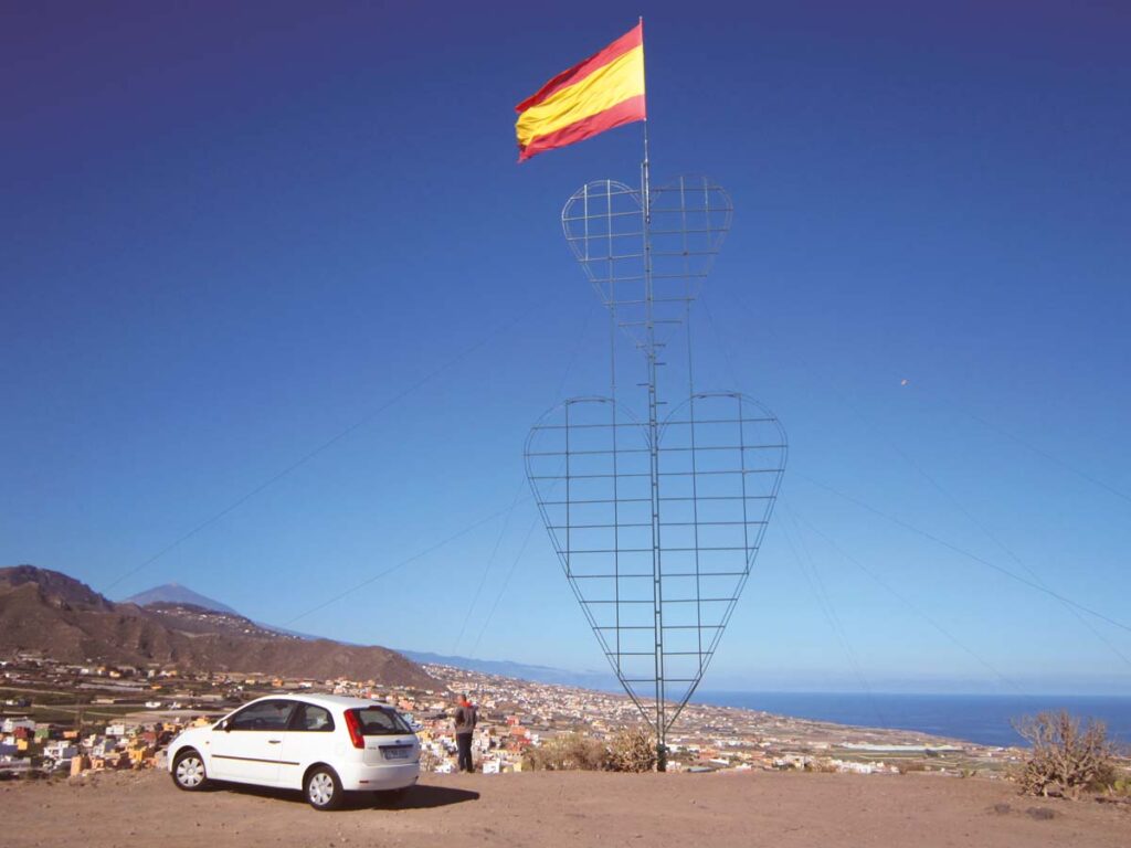 A la luz del día: la instalación de los corazones al pie de la Mesa de Tejina