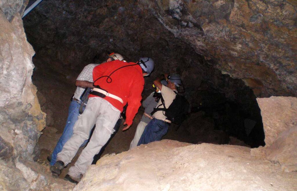 La excursión por los tubos volcánicos de  la Cueva del Viento es impresionante 