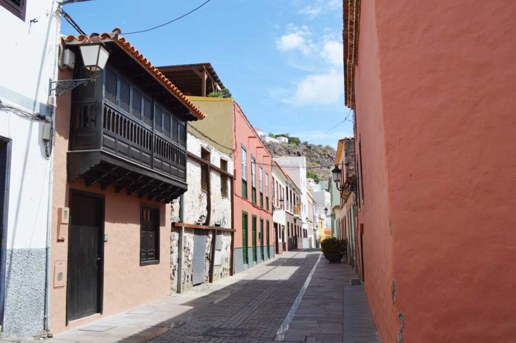 Una romántica calle de la capital de La Gomera que destaca por muchas casas tradicionales