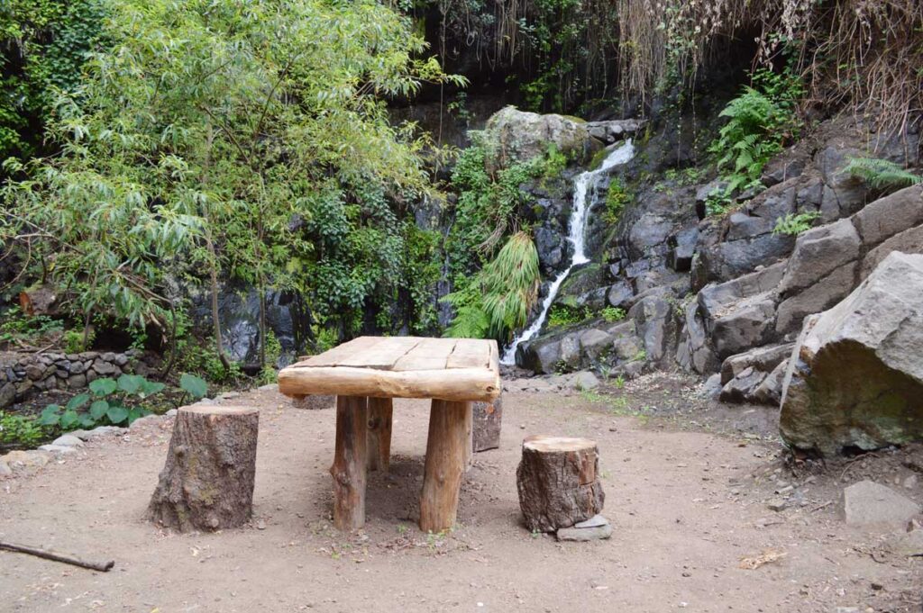 La zona de descanso en los alrededores de la presa