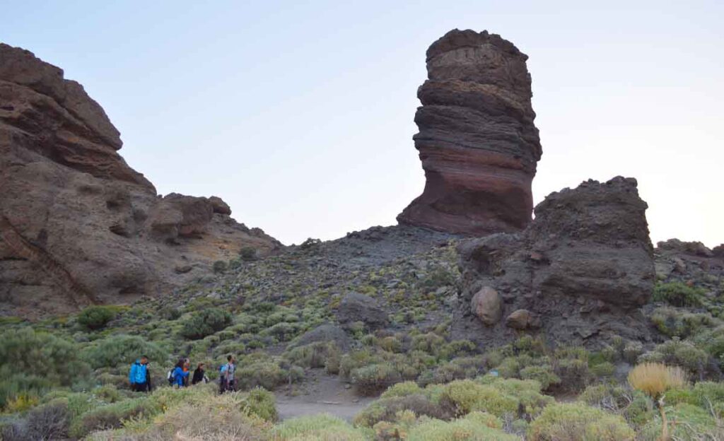 El grupo sigue la excursión por un paisaje emblemático y singular