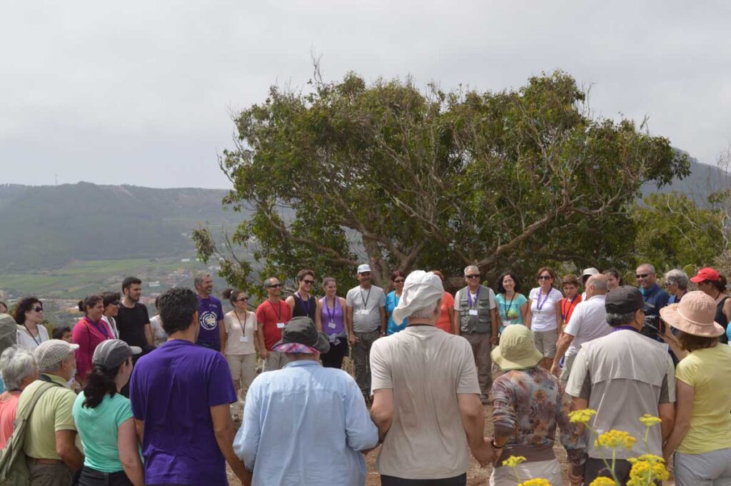 Un grupo de senderistas reviviendo un ritual guanche en la mesa de Tejina