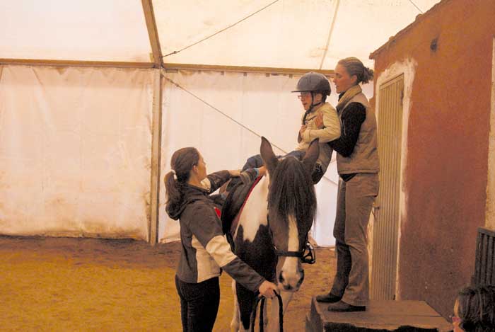 Una forma muy curiosa de llegar a la silla. Para personas sanas tampoco es sencillo montarse en un caballo 