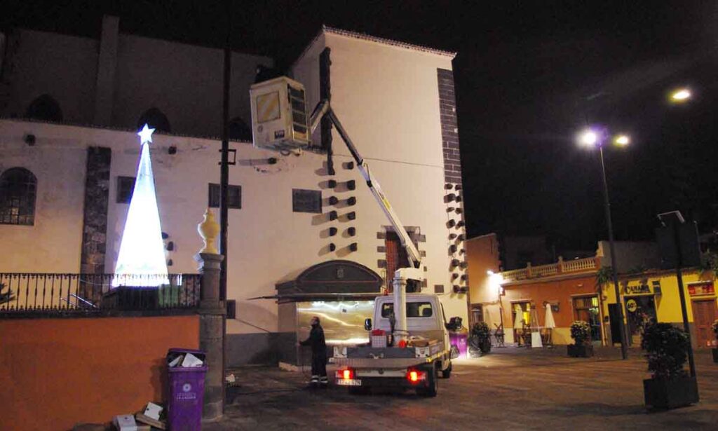 El mantenimiento de la iluminación navideña en el casco antiguo de San Cristóbal de La Laguna  