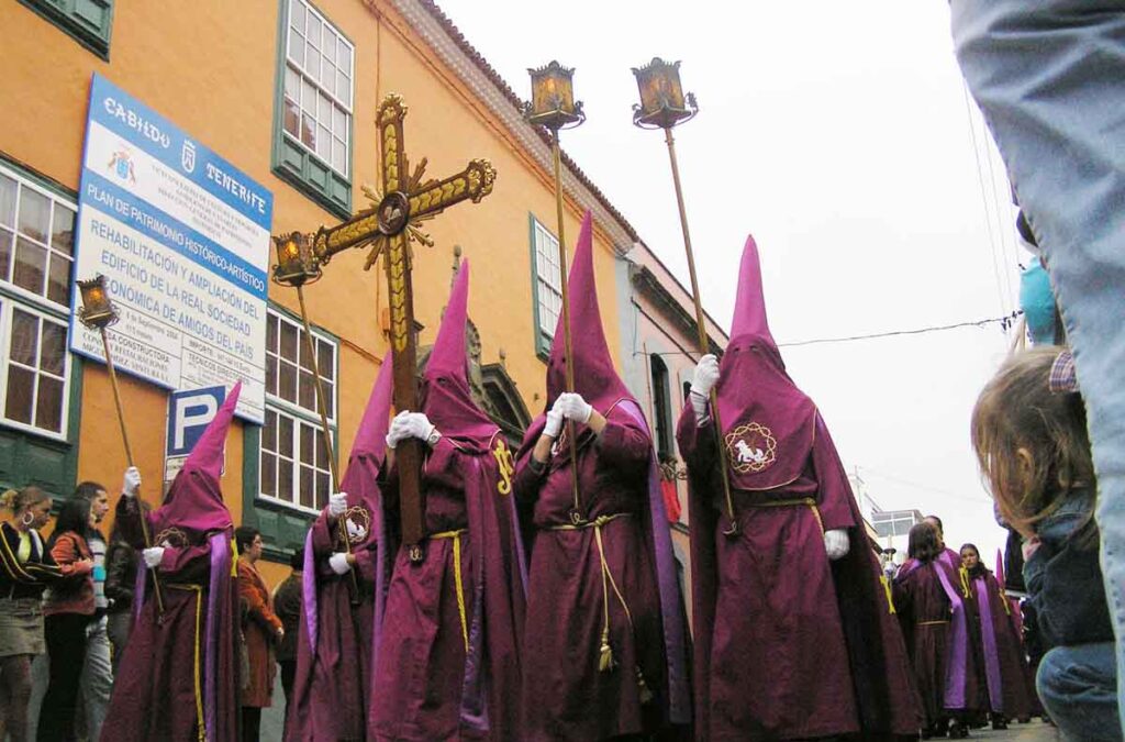 La Semana Santa, las hermandades y cofradías salen en procesión 