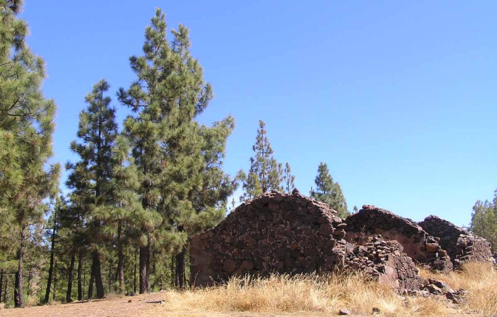 Ruinas al lado del sendero al Paisaje Lunar