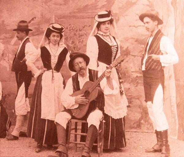 Una foto antigua de personas vestidas de trajes tradicionales