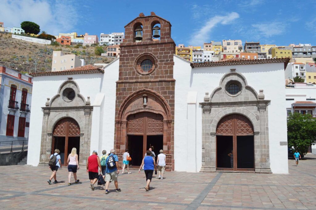 Muchos turistas visitan la iglesia Nuestra Señora de la Asunción