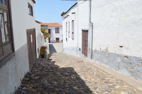 Vista del mismo callejón desde abajo