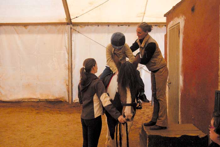 Hay también que aprender el curso de los movimientos. Al principio, un ayudante tiene que sujetar al caballo 