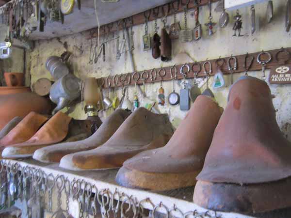 Moldes de zapatos de calzado en la pequeña zapatería de La Orotava