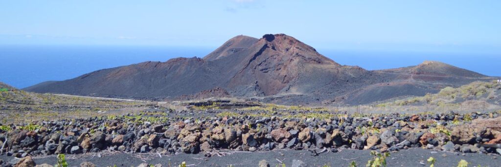 Un cono volcánico en la isla de La Palma