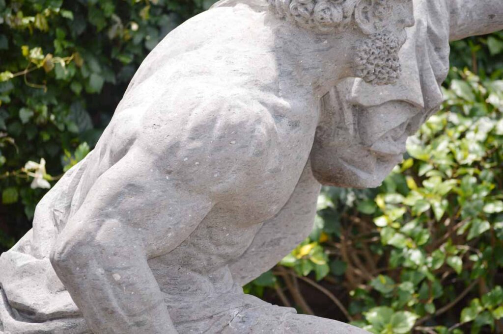 El hombro de "El Descubridor", escultura de Alberto de Soto, vista de pájaro