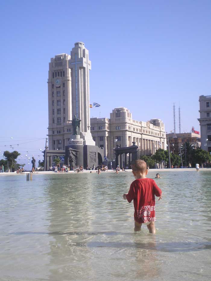 El futuro presidente del Cabildo mira a su puesto de trabajo