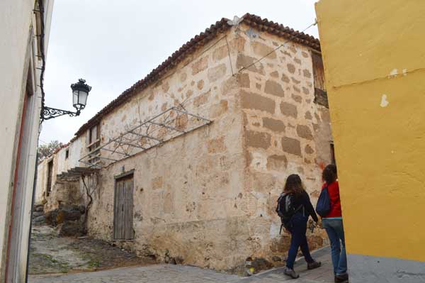 Grandilla:  La fachada del antiguo secadero 