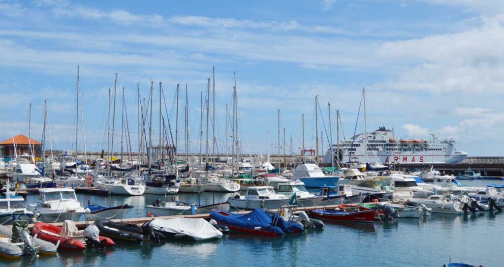 El puerto deportivo de San Sebastián, donde también está el muelle de ferrys 