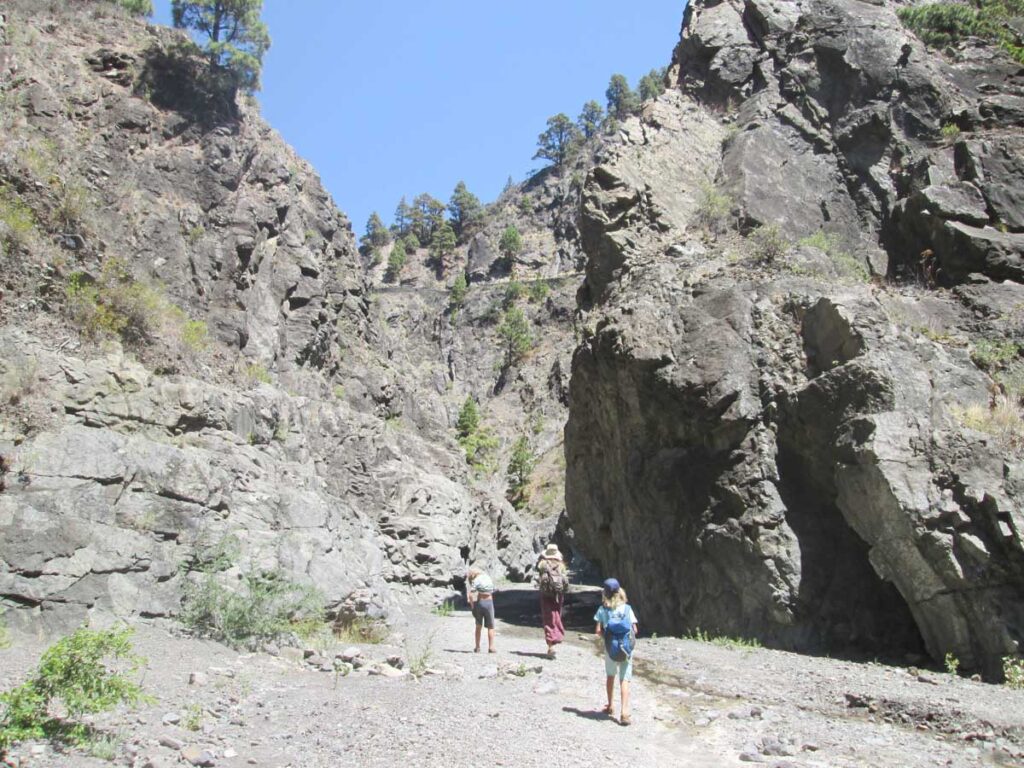 Muchas veces, la gigantescas paredes del barranco parecen muros de un poderoso castillo