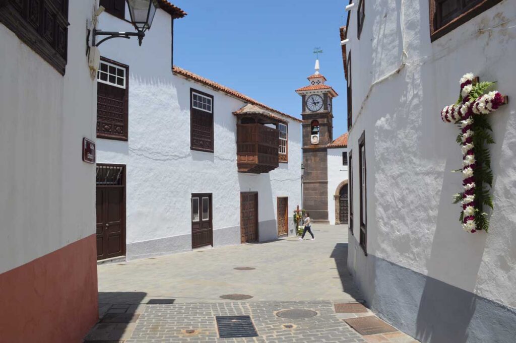 Un cruce de callejones en el casco antiguo de San Juan de la Rambla