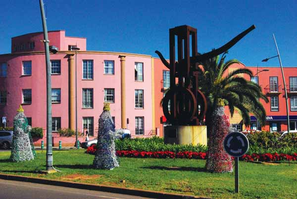 La iluminación navideña al lado de la rotonda en San Benito. durante el día