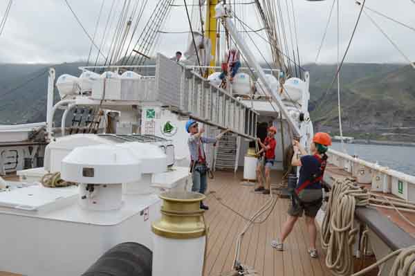 La tripulción del barco Alexander von Humboldt II prepara el atraque