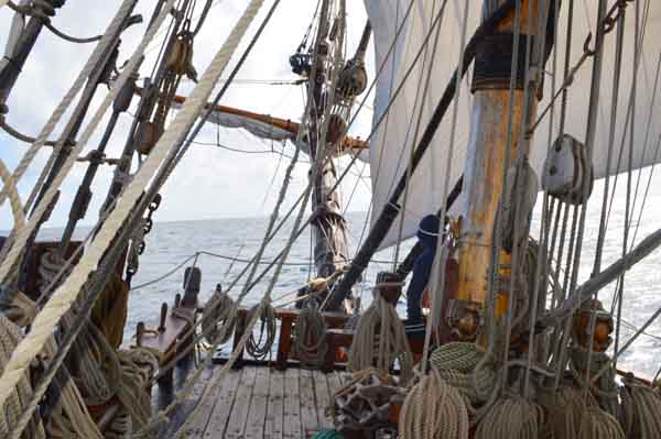 Vista a la proa del velero ruso Shtandart