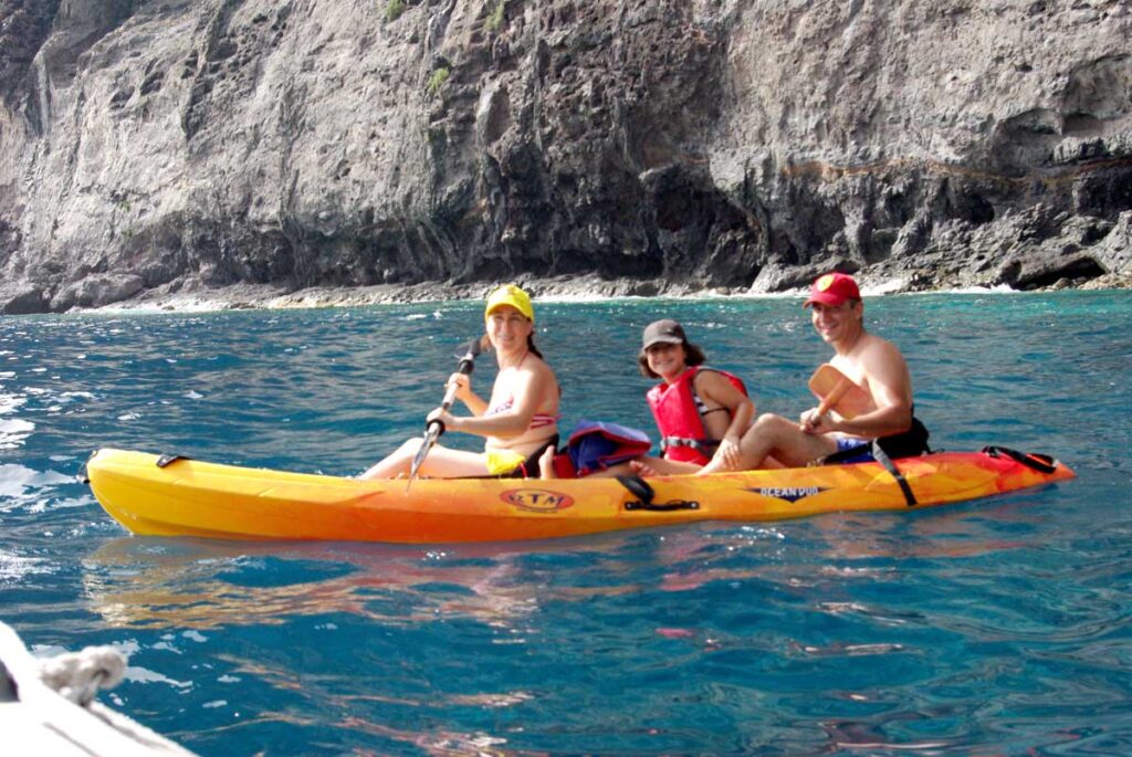 Una familia durante su excursión en el mar