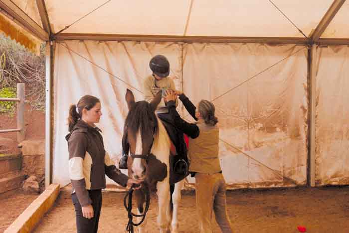 En cada sesión, Alejandro tiene que acostumbrarse  al ritmo del caballo y adaptar su cuerpo . . . 