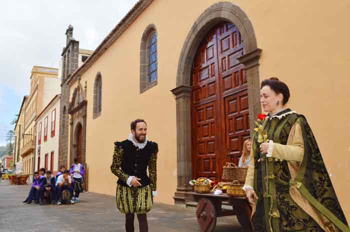 Dos actores delante de la antigua iglesia San Agustín 