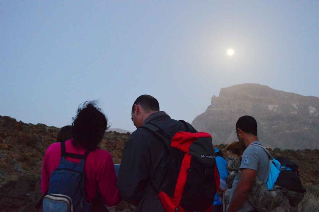 Por medio del mapa, Rosalía muestra los fenómenos en la superficie en el lado oscuro de la Luna