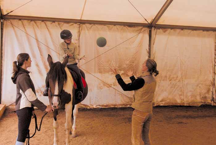 La orientación en el espacio también se trabaja. Alejandro no solo tiene que recibir la pelota, sino devolverla . . .