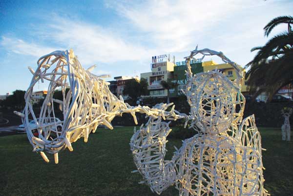 La figura del ángel de la iluminación navideña en San Miguel. durante el día