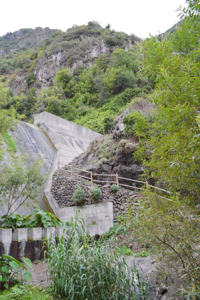 El empinado sendero de El Cedro a la presa de Los Tiles