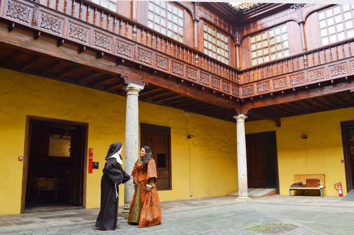 La monja y una doncella en el patio del Palacio Lercaro